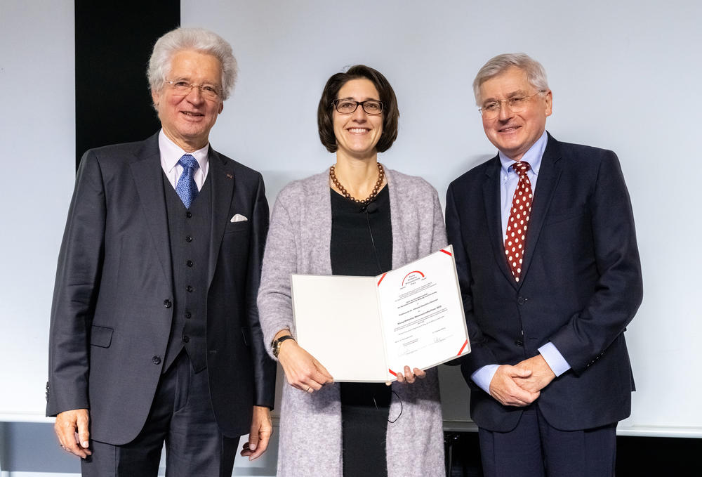 Dr. Lothar Wilhelmy (Dr. Wilhelmy-Stiftung), die Preisträgerin Prof. Dr. Viktoria Däschlein-Gessner, Prof. Dr. Hans-Ulrich Reißig (Otto-Klung-Stiftung) (v.l.n.r.)