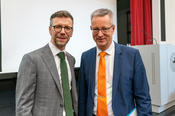 Der Präsident der Freien Universität Berlin, Prof. Dr. Günter M. Ziegler, begrüßt den Preisträger Prof. Dr. Titus Neupert (l.).