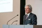 Dr.-Ing. Lothar Wilhelmy begrüßt im Namen der Dr.-Wilhelmy-Stiftung...
