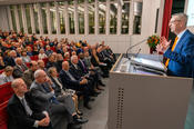 Im Anschluss begrüßt der Hausherr und Präsident der Freien Universität Berlin, Prof. Dr. Günter M. Ziegler, das Publikum und den Preisträger.