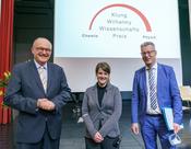 Der Parlamentarische Staatssekretär im BMBF Dr. Michael Meister (l.) und Präsident Prof. Dr.  Günter M. Ziegler (r.) begrüßen die Preisträgerin Prof. Dr. Monika Aidelsburger (m.)...