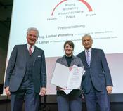 Die Preisverleihung: Dr.-Ing. Lothar Wilhelmy (Dr.-Wilhelmy-Stiftung), Preisträgerin Prof. Dr. Monika Aidelsburger und Peter Lange (Otto-Klung-Stiftung) (v.l.n.r.).i