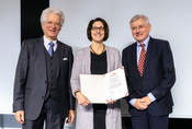 Dr. Lothar Wilhelmy (Dr. Wilhelmy-Stiftung), die Preisträgerin Prof. Dr. Viktoria Däschlein-Gessner, Prof. Dr. Hans-Ulrich Reißig (Otto-Klung-Stiftung) (v.l.n.r.).