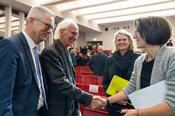 Der Preisträger von 1980, Helmut Schwarz, gratuliert von Herzen. V.l.n.r.: Prof. Dr. Günter M. Ziegler, Prof. Dr. Helmut Schwarz, Staatssekretärin Judith Pirscher, Prof. Dr. Viktoria Däschlein-Gessner.