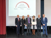 Zur Erinnerung ein Gruppenfoto: Prof. Dr. Hans-Ulrich Reißig, Staatssekretärin Judith Pirscher, Prof. Dr. Holger Braunschweig, Preisträgerin Prof. Dr. Viktoria Däschlein-Gessner, Dr.-Ing. Lothar Wilhelmy, Prof. Dr. Günter M. Ziegler (v.l.n.r.).