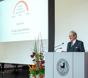Dr.-Ing. Lothar Wilhelmy begrüßt im Namen der Dr.-Wilhelmy-Stiftung und der Otto-Klung-Stiftung an der Freien Universität Berlin.