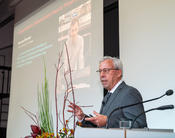 Prof. Dr. Peter Zoller, Universität Innsbruck, hält die Laudatio und gratuliert dem Preisträger.