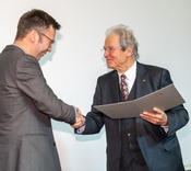 Die Preisverleihung: Dr.-Ing. Lothar Wilhelmy gratuliert für die Dr.-Wilhelmy-Stiftung...
