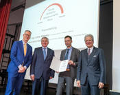 Kleines Gruppenfoto: Prof. Dr. Günter M. Ziegler, Prof. Dr. Hans-Ulrich Reißig, Preisträger Prof. Dr. Hannes Bernien, Dr.-Ing. Lothar Wilhelmy.