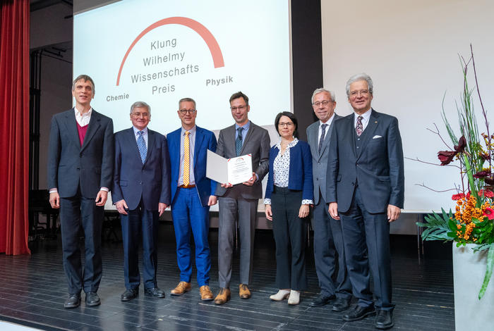 Großes Gruppenfoto: Prof. Dr. Piet Brouwer, Prof. Dr. Hans-Ulrich Reißig, Prof. Dr. Günter M. Ziegler, Prof. Dr. Hannes Bernien, Dr. Tina Klüwer, Prof. Dr. Peter Zoller, Dr.-Ing. Lothar Wilhelmy. (v.l.n.r.)