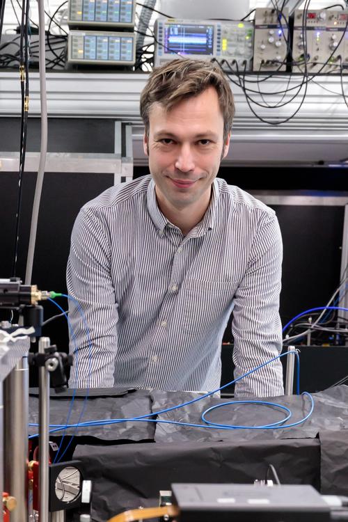 Hannes Bernien im Labor an der University of Chicago